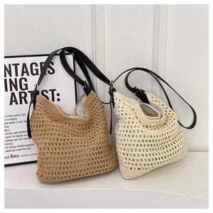 Détail de sacs de plage tissés avec bandoulières en cuir réglables et boucles en métal