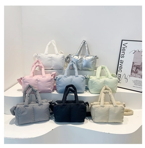 Détail de sacs fourre-tout matelassés en huit couleurs avec des surpiqûres carrées