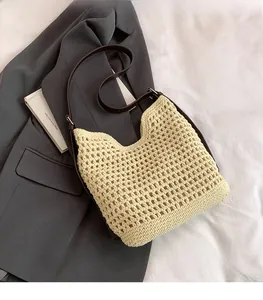 Détail du sac à bandoulière en crochet avec bandoulière en cuir marron et boucle en argent