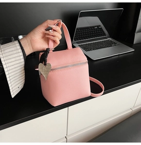 Borsa quadrata rosa in pelle a grana con manico e ciondolo a cuore in argento lucido