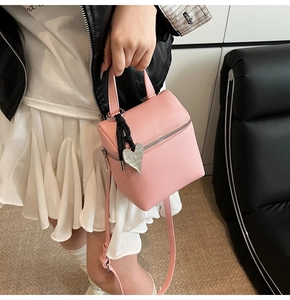Mini borsa quadrata in pelle rosa con charm a cuore argento e tracolla sottile inclusa