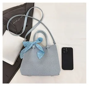 Sac seau bleu clair avec foulard à pois et détails métalliques montrant les dimensions