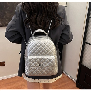 Silberner Rucksack mit Steppmuster, Metallic-Finish und Kettenriemen in der Rückansicht