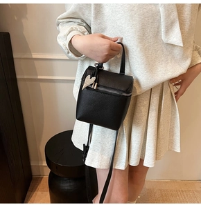 Dettaglio mini borsa a scatola nera con grana litchi e ciondolo a cuore argento