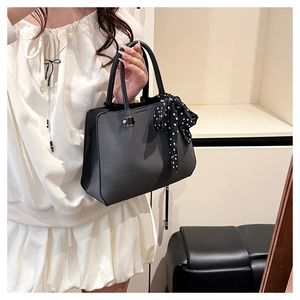 Détail du sac cabas noir grainé avec boucles argentées et foulard en soie à pois