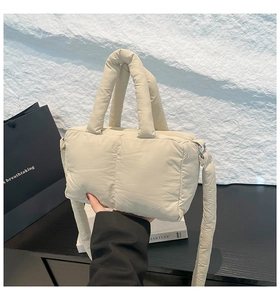 Détail du sac cabas matelassé beige avec poignées et bandoulière réglable amovible
