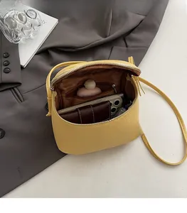 Innenansicht der gelben Crossbody-Tasche mit Platz für Handy und Portemonnaie