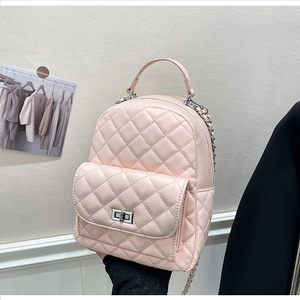 Detaillierte Nahaufnahme des rosa gesteppten Mini-Rucksacks mit Kette und Drehverschluss
