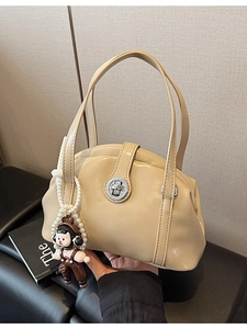 Sac Bandoulière Femme Grande Capacité en Cuir PU Vintage Forme Coquille Avec Pendentif Poupée Sac à Épaule Brillant Été