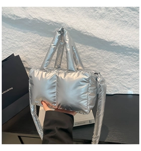 Détail du sac cabas matelassé argenté avec finition métallique et poignées moelleuses