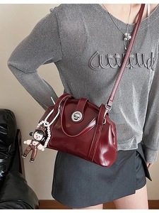 Sac bowling chic en cuir verni bordeaux avec fermoir rotatif argenté et breloque perle