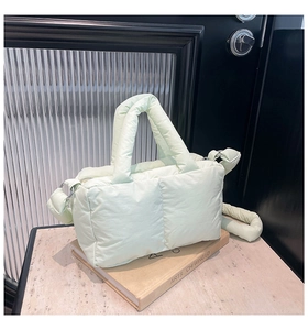 Gros plan du sac matelassé vert menthe avec bandoulière nouée et texture de tissu doux