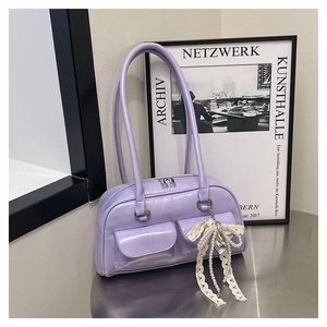 Vue détaillée du sac bowling en similicuir violet avec poches avant et charme en dentelle