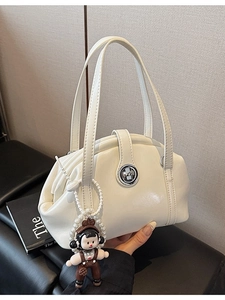Sac bowling chic en cuir blanc cassé avec fermoir argenté et pendentif de poupée