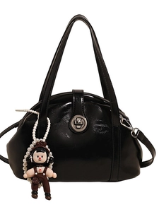 Sac bowling noir verni avec breloque dessin animé en chaîne de perles et fermoir
