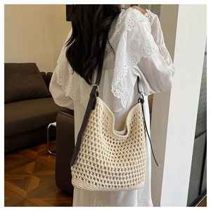 Détail du sac à bandoulière au crochet fait main avec sangle en cuir marron réglable