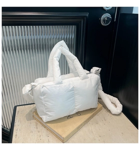 Gros plan du sac cabas blanc en nylon matelassé avec texture sur surface en marbre