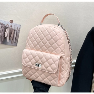 Detailansicht der rosa gesteppten Lederrucksack mit silbernem Drehschloss und Kettendetails