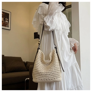 Gros plan détaillé d'un sac cabas beige crocheté à la main avec bandoulière