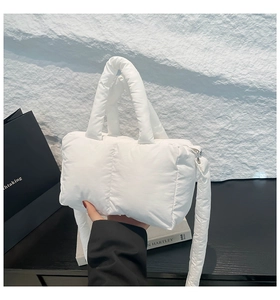 Détail du sac à main matelassé blanc avec texture souple et large poignée élégante