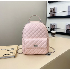 Detail eines rosa gesteppten Rucksacks mit silbernem Drehverschluss und Kettenriemen