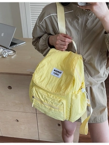 Zaino in nylon giallo chiaro resistente all'acqua con tasca frontale e cordino laterale