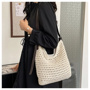 Détail du sac seau au crochet crème montrant la texture tissée et la bandoulière