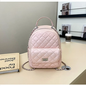 Detailansicht des rosa gesteppten Lederrucksacks mit silberner Kette und Drehverschluss