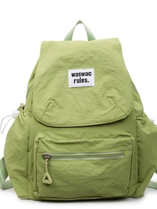 Zaino in tela verde chiaro con chiusura a patta e stile utility per scuola o viaggi
