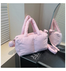 Détail du sac cabas matelassé rose avec texture bouffante et large bandoulière assortie