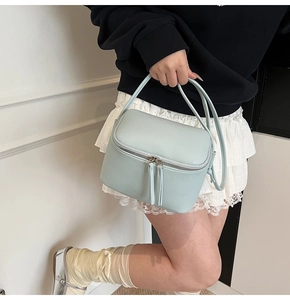 Detailansicht der hellblauen Lederhandtasche mit Lychee-Muster und Doppelreißverschluss