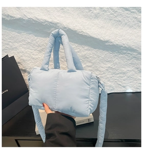 Détail du sac cabas en nylon bouffant bleu clair avec texture douce et bandoulière