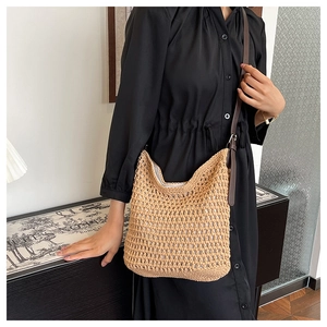 Gros plan du sac à bandoulière tissé avec motif à mailles évidées et sangle en cuir