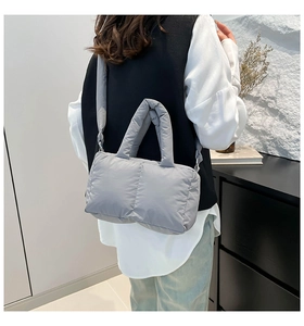 Détail du sac cabas matelassé gris avec large poignée et bandoulière réglable pratique