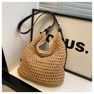 Détail du sac hobo tissé à la main avec bandoulière en cuir marron et boucles en métal