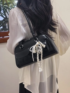Sac bandoulière noir brillant chic avec breloque perle dentelle et poches avant