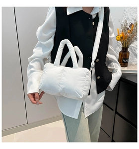 Détails du sac cabas matelassé blanc avec rembourrage doux et bandoulière élégante