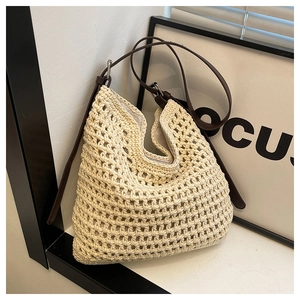 Détail du sac cabas en maille crochetée à la main avec bretelles en similicuir