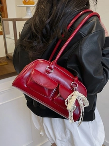 Sac bandoulière rouge brillant avec deux poches avant et charme nœud en perles