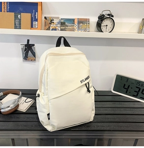 Dettaglio della borsa a tracolla in tela bianca con logo STLANGS e coulisse regolabile