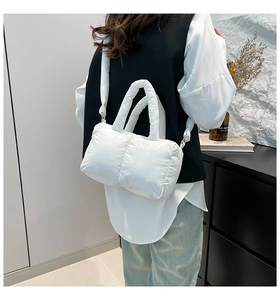 Détail arrière d'un sac cabas rembourré blanc avec texture matelassée et poignée souple