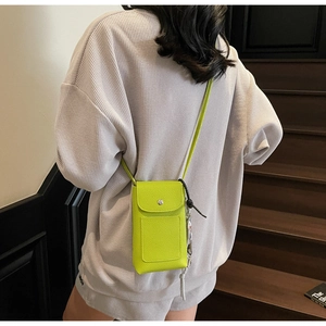 Mannequin portant un sac bandoulière vert néon pour téléphone avec texture litchi
