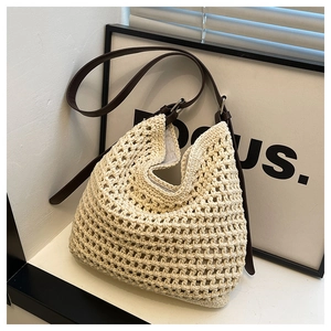 Détails du sac fourre-tout en crochet ivoire avec anses en cuir marron foncé et finitions métal