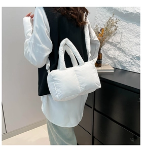 Détail du sac matelassé blanc montrant la texture en nylon et la bandoulière réglable