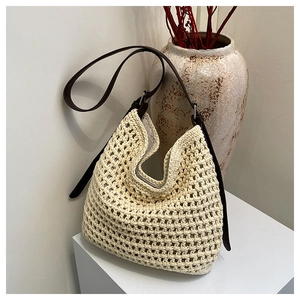 Détail du sac à bandoulière en crochet crème avec texture ajourée et design artisanal