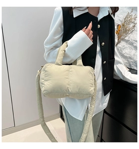Détail du sac cabas matelassé beige avec texture rembourrée douce et bandoulière réglable