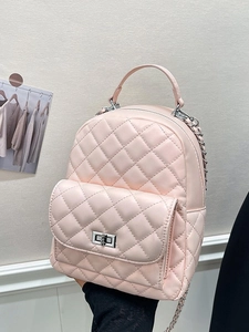 Zartrosa gesteppter Mini-Rucksack mit silbernen Kettenriemen und Metall-Drehverschluss