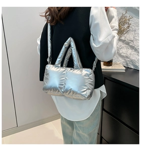Détails du sac matelassé argenté métallisé avec texture rembourrée et poignées