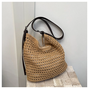 Détail du tissage ajouré et de la bandoulière en cuir marron avec anneau argenté