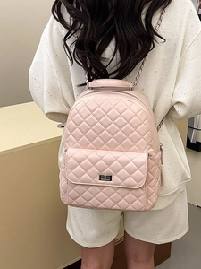 Damen Rucksack in Hellrosa mit Rautensteppung, modischer Kette und Metallverschluss